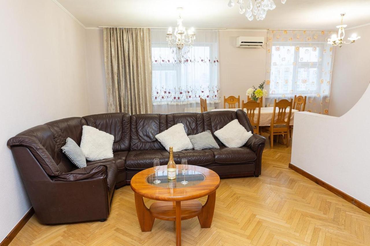 Spacious Apartments In The Center Of Obolon 2 Bedrooms Київ Екстер'єр фото