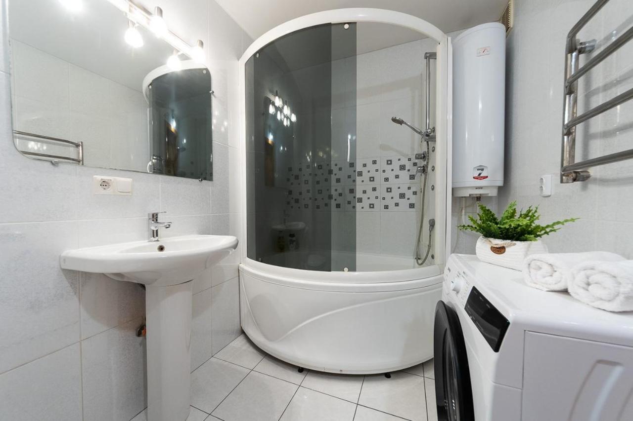 Spacious Apartments In The Center Of Obolon 2 Bedrooms Київ Екстер'єр фото