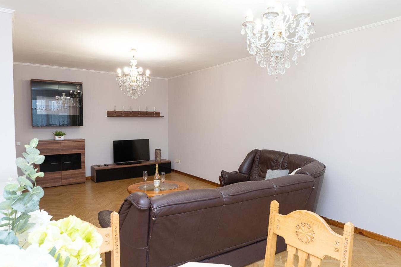 Spacious Apartments In The Center Of Obolon 2 Bedrooms Київ Екстер'єр фото
