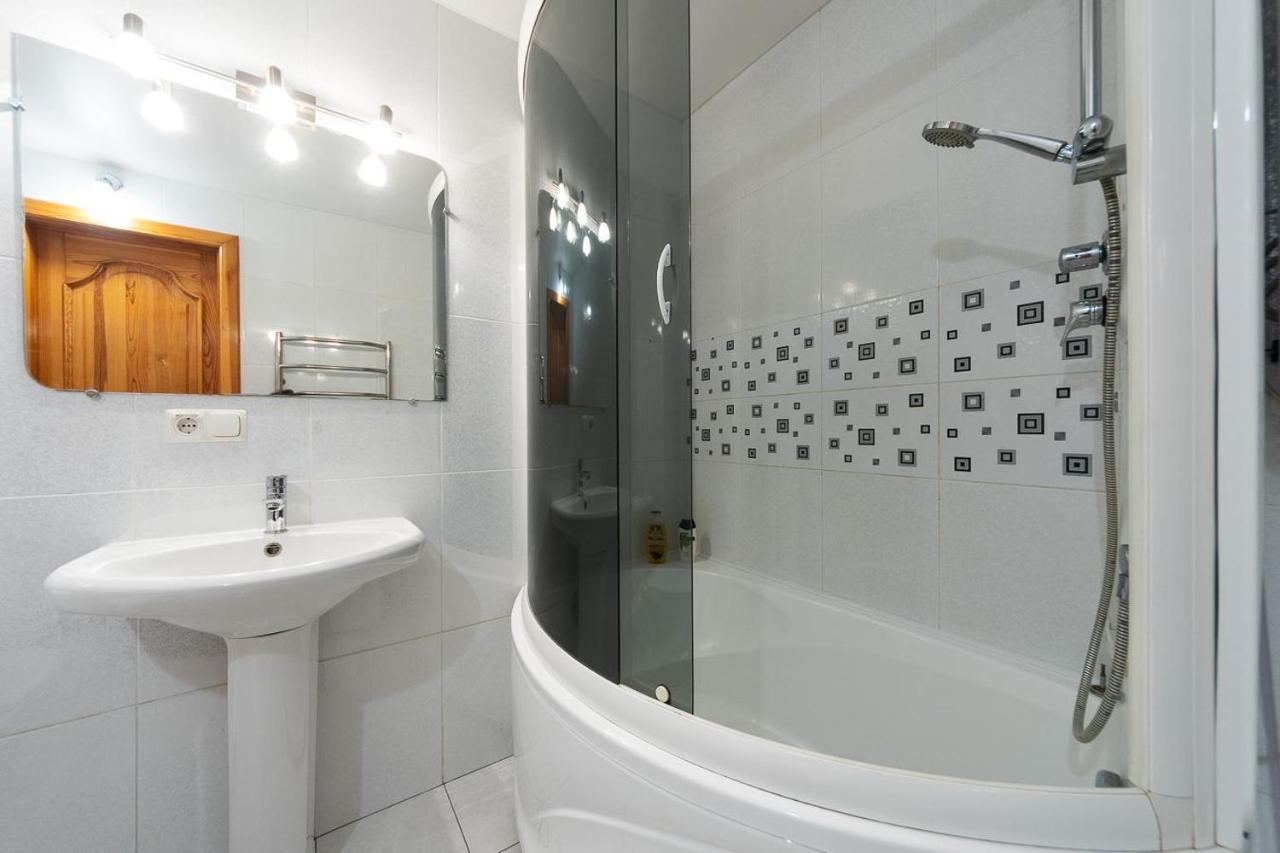 Spacious Apartments In The Center Of Obolon 2 Bedrooms Київ Екстер'єр фото