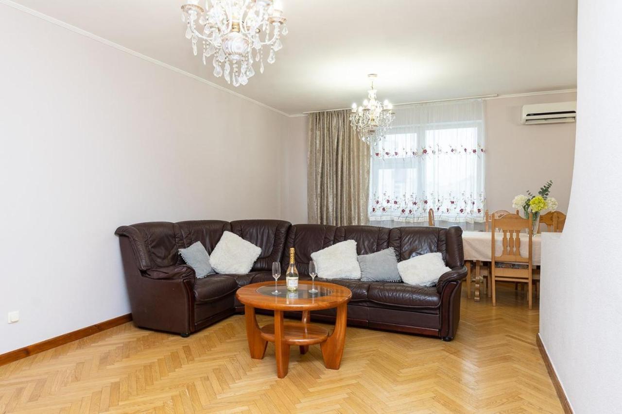 Spacious Apartments In The Center Of Obolon 2 Bedrooms Київ Екстер'єр фото